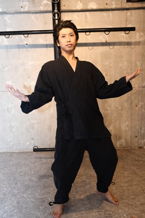 acceed_hirano's tweet photo. 今日パンツに穴が開いた平野源五郎です！前側です！！
お疲れ様です。こんばんは。
前側に穴が開くのはミラクルクルクルじゃと私は思うぞ。
普通の時にビリビリいきましたぞ！！
たぶん今週ジャンプを見ていないからかもしれないなぁ。

PS：こうなってこうじゃ！！ドーン！！！！ https://t.co/MwCArQ9Dc4