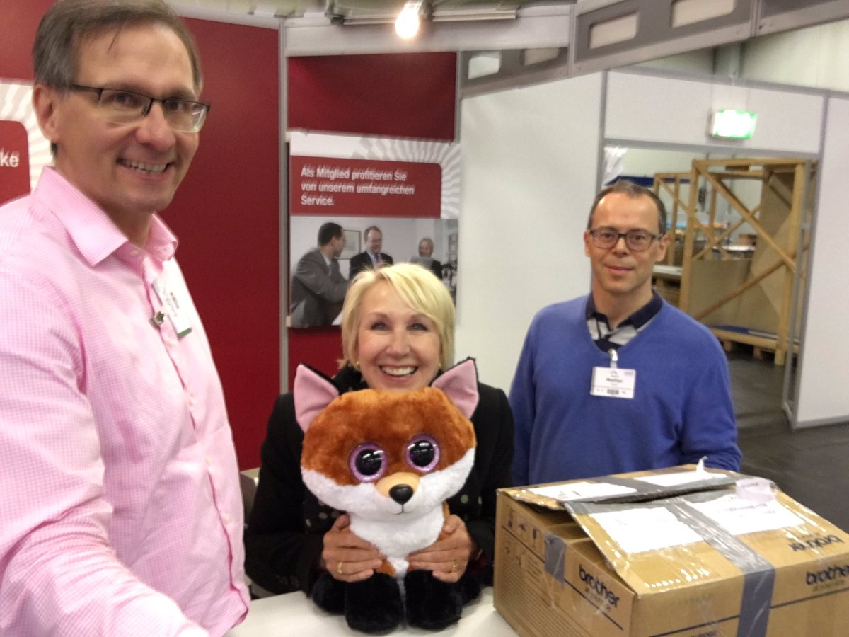 mit_fuchs's tweet photo. Aufbau #VDVM Messestand #DKMmesse abgeschlossen. Die schlaue #FiliaFuchs 🦊 hat fleißig mitgeholfen 😊 https://t.co/VlkhsL88Dj