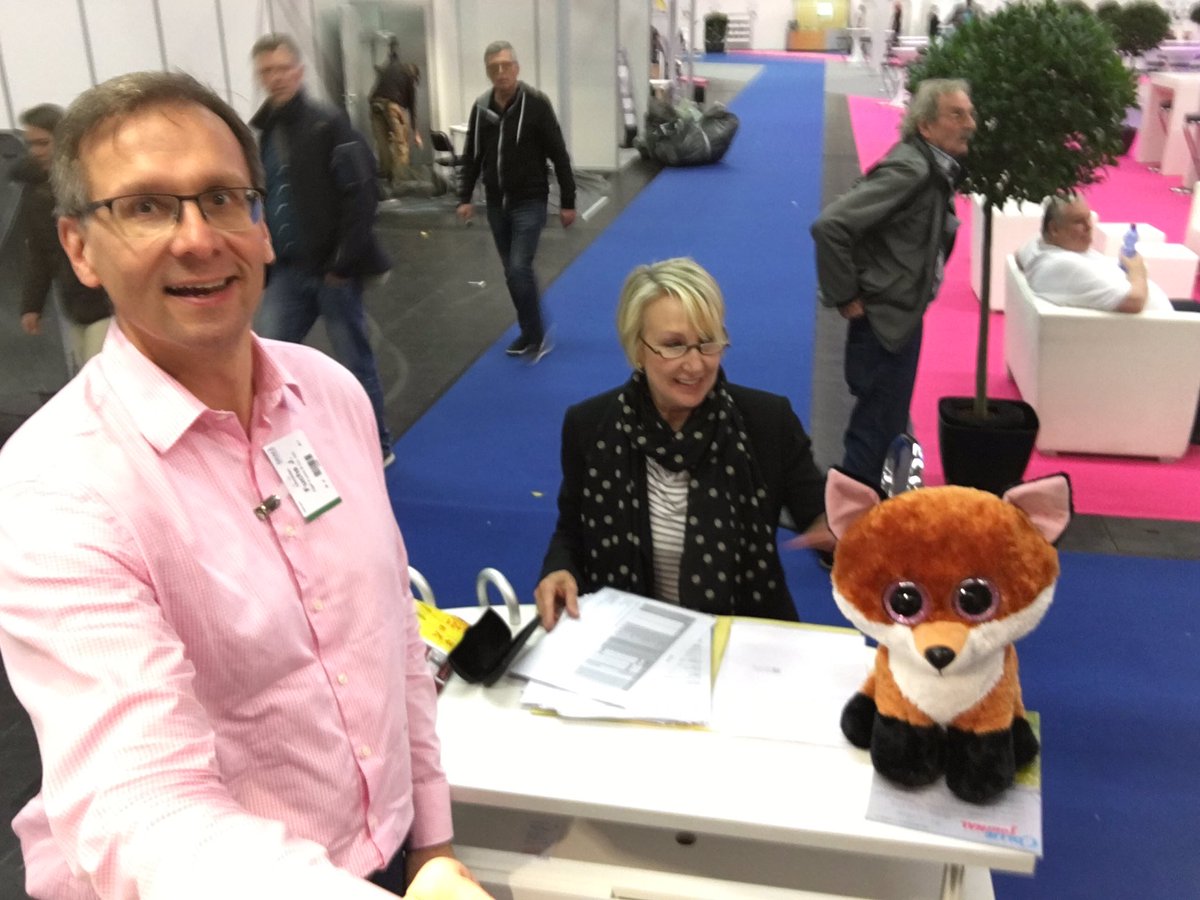 mit_fuchs's tweet photo. Aufbau #VDVM Messestand #DKMmesse abgeschlossen. Die schlaue #FiliaFuchs 🦊 hat fleißig mitgeholfen 😊 https://t.co/VlkhsL88Dj