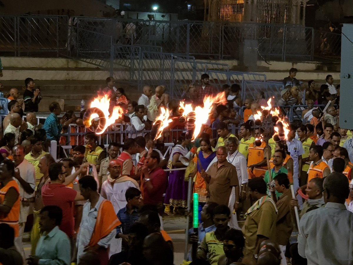 SriSamsthana's tweet photo. @ShankaraPeetha @Shankaracarya36 @hareraama @HPeriyappu ತಿರುಪತಿಯ ವೆಂಕಟೇಶ್ವರನ ದರ್ಶನವೋ ಎಷ್ಟು ದುರ್ಲಭವೋ ಅಷ್ಟೇ ಸುಲಭ!

ಮನಸ್ಸಿದ್ದರೆ ಅಲ್ಲೇ ಇದೆ ಮಾರ್ಗ!

#ಶೇಷಶಯನ_ಮಹೋತ್ಸವ #ತಾನೇ_ಹೊರ_ಬಂದು_ದರ್ಶನವಿತ್ತ_ಕರುಣಾಮೂರ್ತಿ https://t.co/LfASCNF1qw