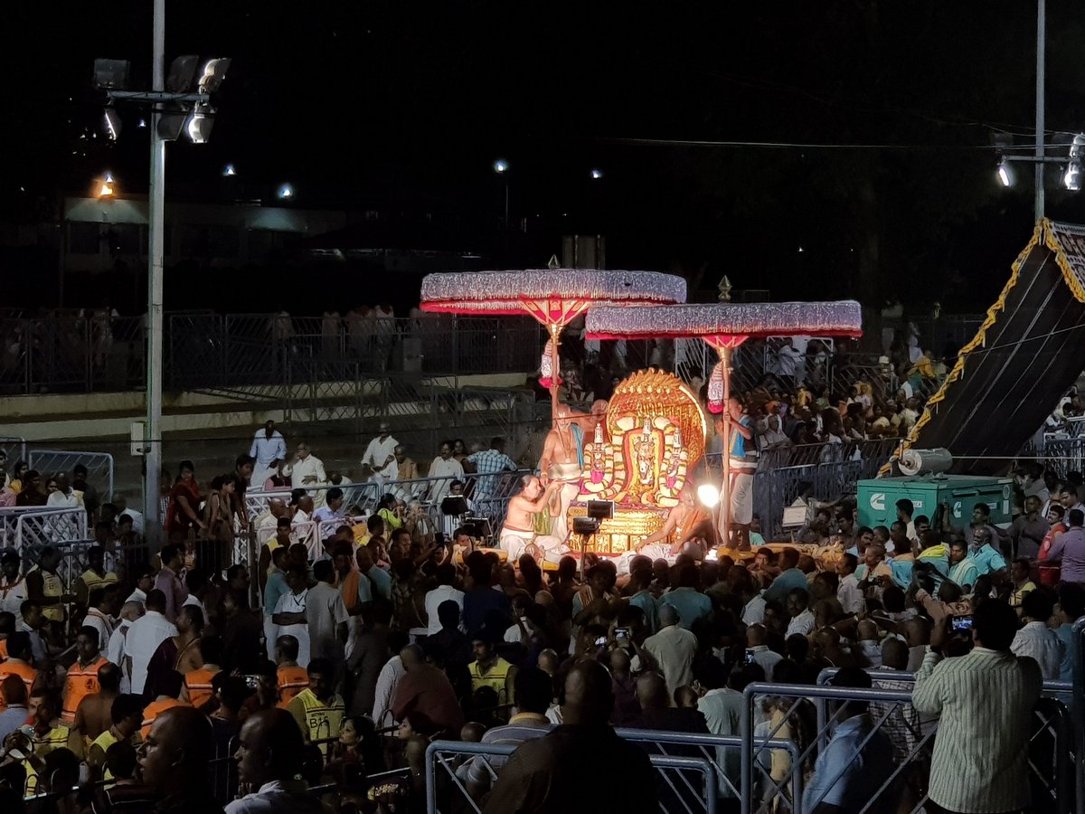 SriSamsthana's tweet photo. @ShankaraPeetha @Shankaracarya36 @hareraama @HPeriyappu ತಿರುಪತಿಯ ವೆಂಕಟೇಶ್ವರನ ದರ್ಶನವೋ ಎಷ್ಟು ದುರ್ಲಭವೋ ಅಷ್ಟೇ ಸುಲಭ!

ಮನಸ್ಸಿದ್ದರೆ ಅಲ್ಲೇ ಇದೆ ಮಾರ್ಗ!

#ಶೇಷಶಯನ_ಮಹೋತ್ಸವ #ತಾನೇ_ಹೊರ_ಬಂದು_ದರ್ಶನವಿತ್ತ_ಕರುಣಾಮೂರ್ತಿ https://t.co/LfASCNF1qw