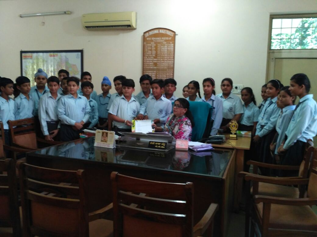 pkdhillon08's tweet photo. KamlaNehruPublicSch India,Ss PresentPetition2MsJyoti Bala SDM,Phagwara regarding ban of Polybags&amp;Plastic bottles in Phagwara #ClimateActionP https://t.co/EBjn7R5IUK