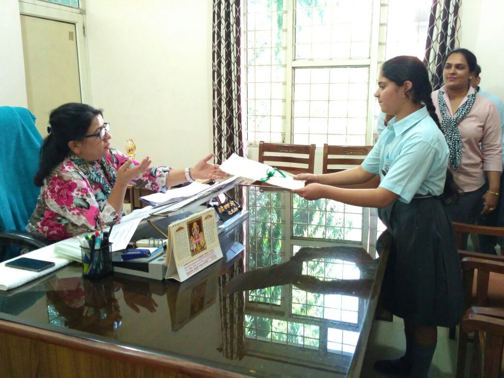 pkdhillon08's tweet photo. KamlaNehruPublicSch India,Ss PresentPetition2MsJyoti Bala SDM,Phagwara regarding ban of Polybags&amp;Plastic bottles in Phagwara #ClimateActionP https://t.co/EBjn7R5IUK