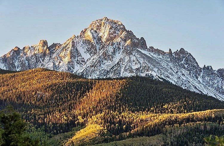 PaceBiking's tweet photo. A sunrise photo of Mount Sneffels near Ridgway, Colorado By @mnryno 🌄 https://t.co/Rvcb62r9Xc https://t.co/NbIXKSV5NN