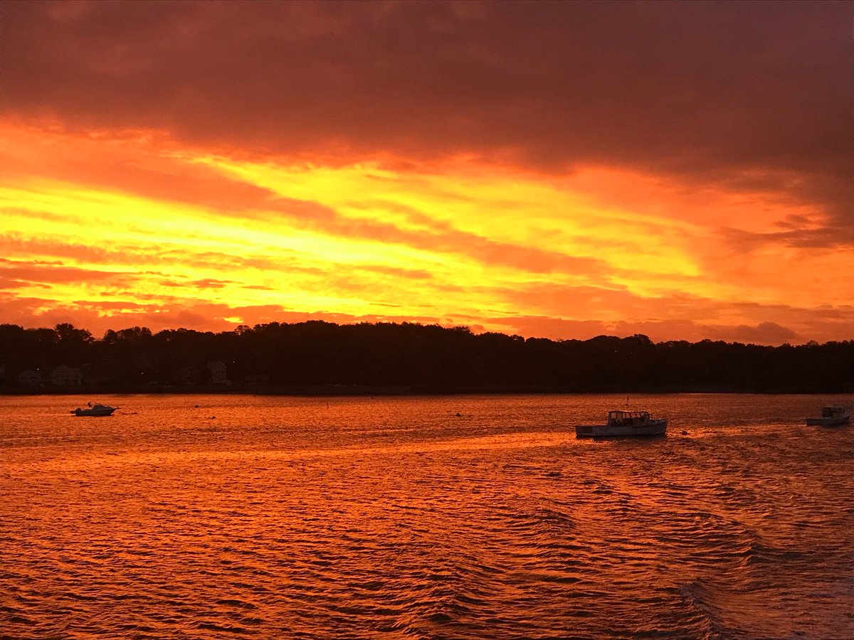 JenHemmerdinger's tweet photo. No filter sunrise from the commuter ferry this morning. Spectacular! 🙌✨#sunrise #ferry #southshore #hingham #commute #boston https://t.co/rPwVajIow3