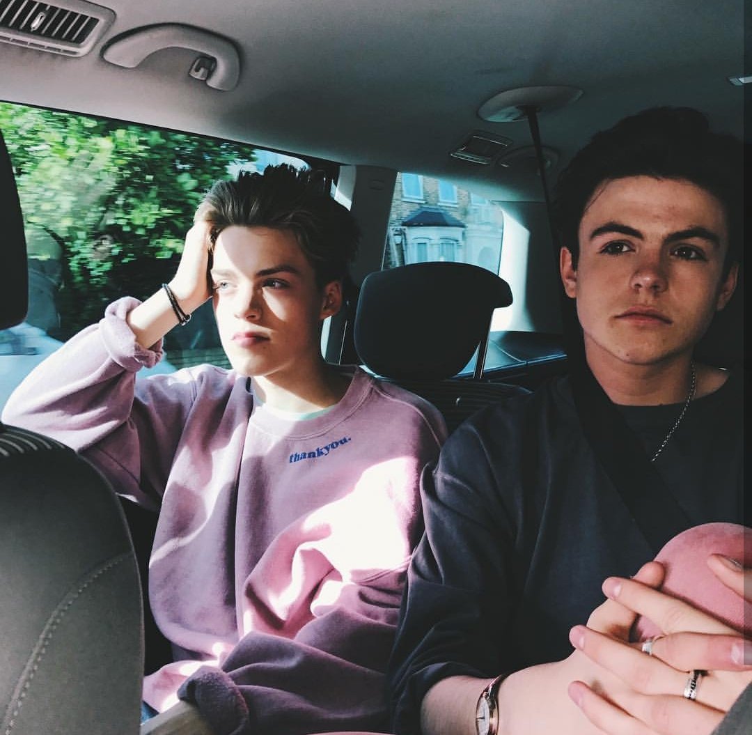 xcourtneyx1998's tweet photo. All i want is someone to take cute pics with like jeff and audrey https://t.co/cAl5dQlXC5