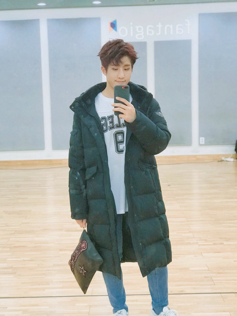 offclASTRO's tweet photo. 여러부운 노래가 어떠신가용~!?ㅎㅎ 
그동안의 스포도 눈치채셨나용!?ㅋㅋㅋㅋ 
#아스트로 #스포요정들 #노래 #조으다 #그쵸? #BARAM https://t.co/jPDdLHF8hX