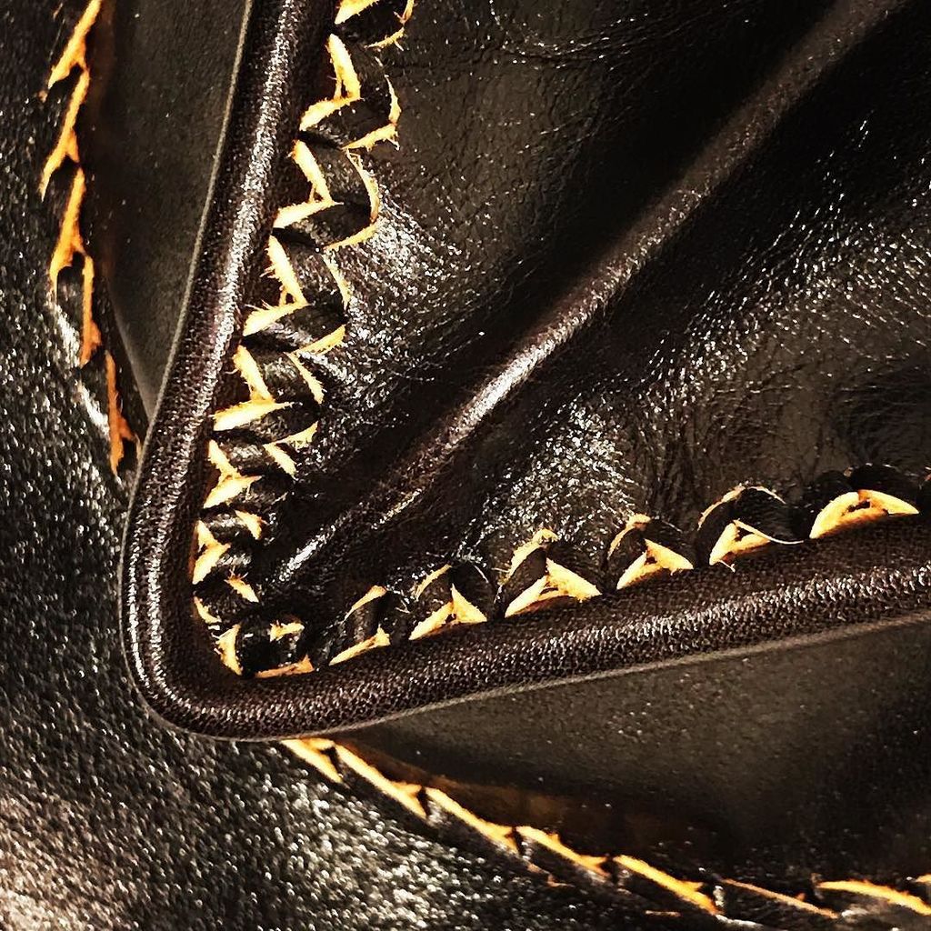 Hey_Bobby's tweet photo. 【今夜のアトリエ】
ようやく見えてきた(^^)
超いい感じ!
https://t.co/qcYnCfDIc0
#rock #handmade #vintage #leather #fashion #brand #bobbya… https://t.co/DwPVrno936 https://t.co/Af6pUWwZUm