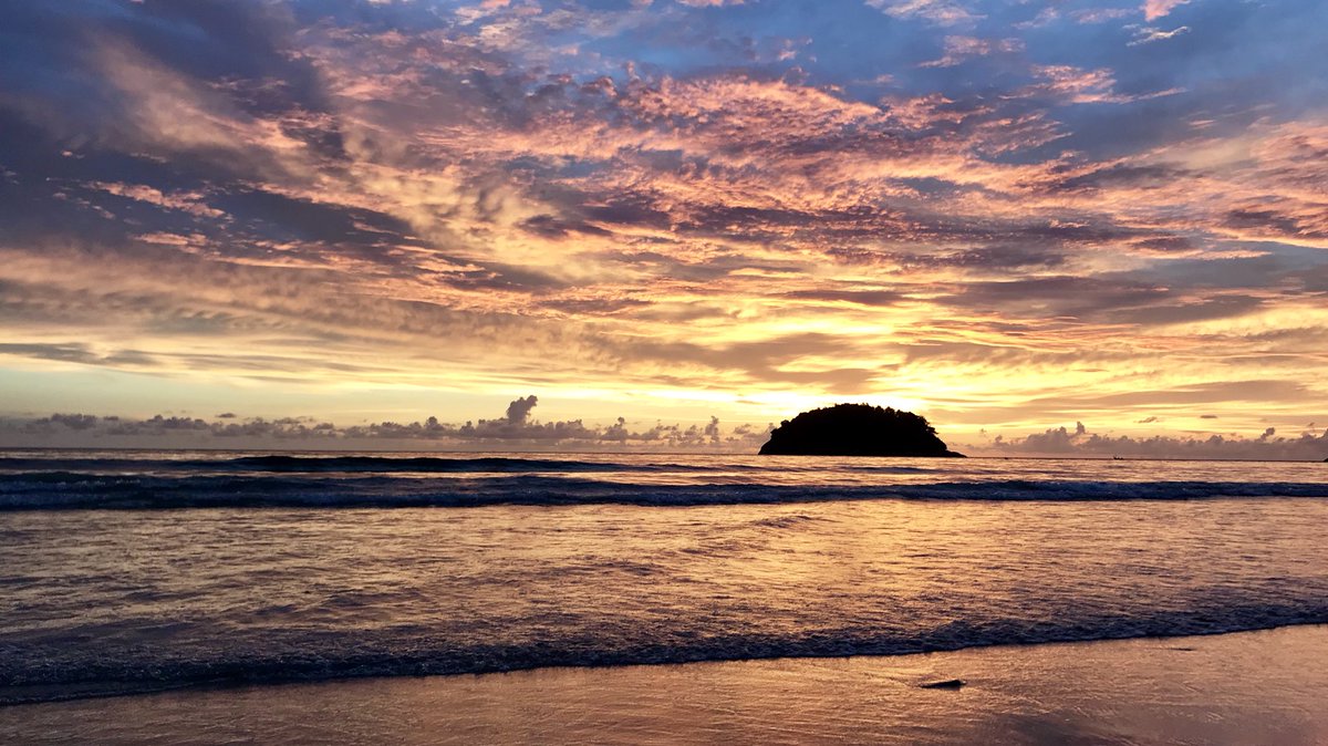 MarcusActor's tweet photo. Crazy sunsets 🌅 in Phuket #veryinstagrammable #marcusaurelius2 #travellife #unplugged #phuket https://t.co/MsylnBoEv9