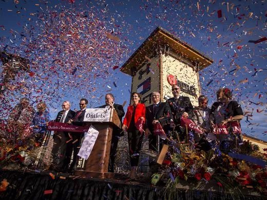 goldenopenin's tweet photo. Congratulations on your #grandopening, @OutletsofDSM! #outletsofdesmoines #Iowashopping #nowopen https://t.co/Gpds3E4BES
