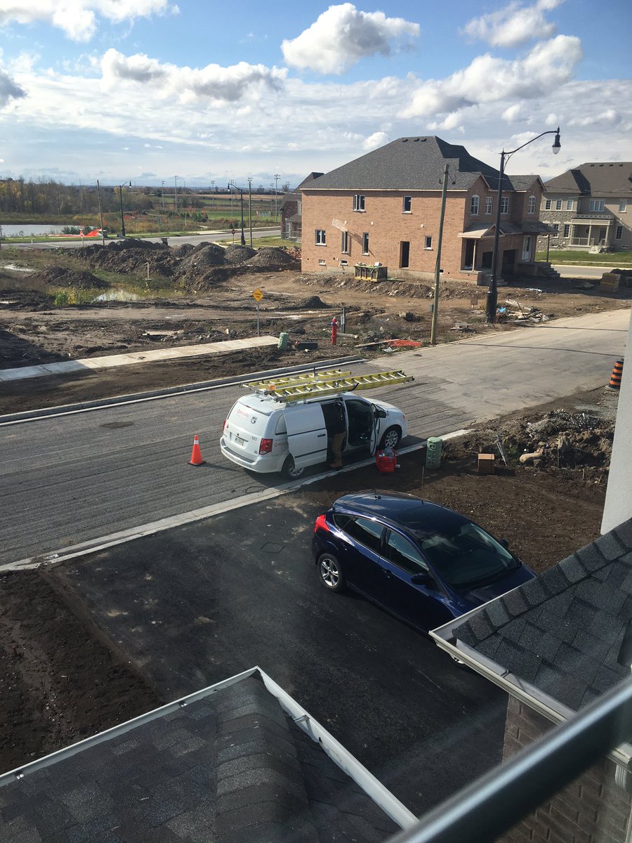 genius_boi's tweet photo. @Rogers When you take 4 days of trouble to send 2 agents that do nothing and leave. Then you see the first agent to next door gets it done. https://t.co/qghc7hv2nm