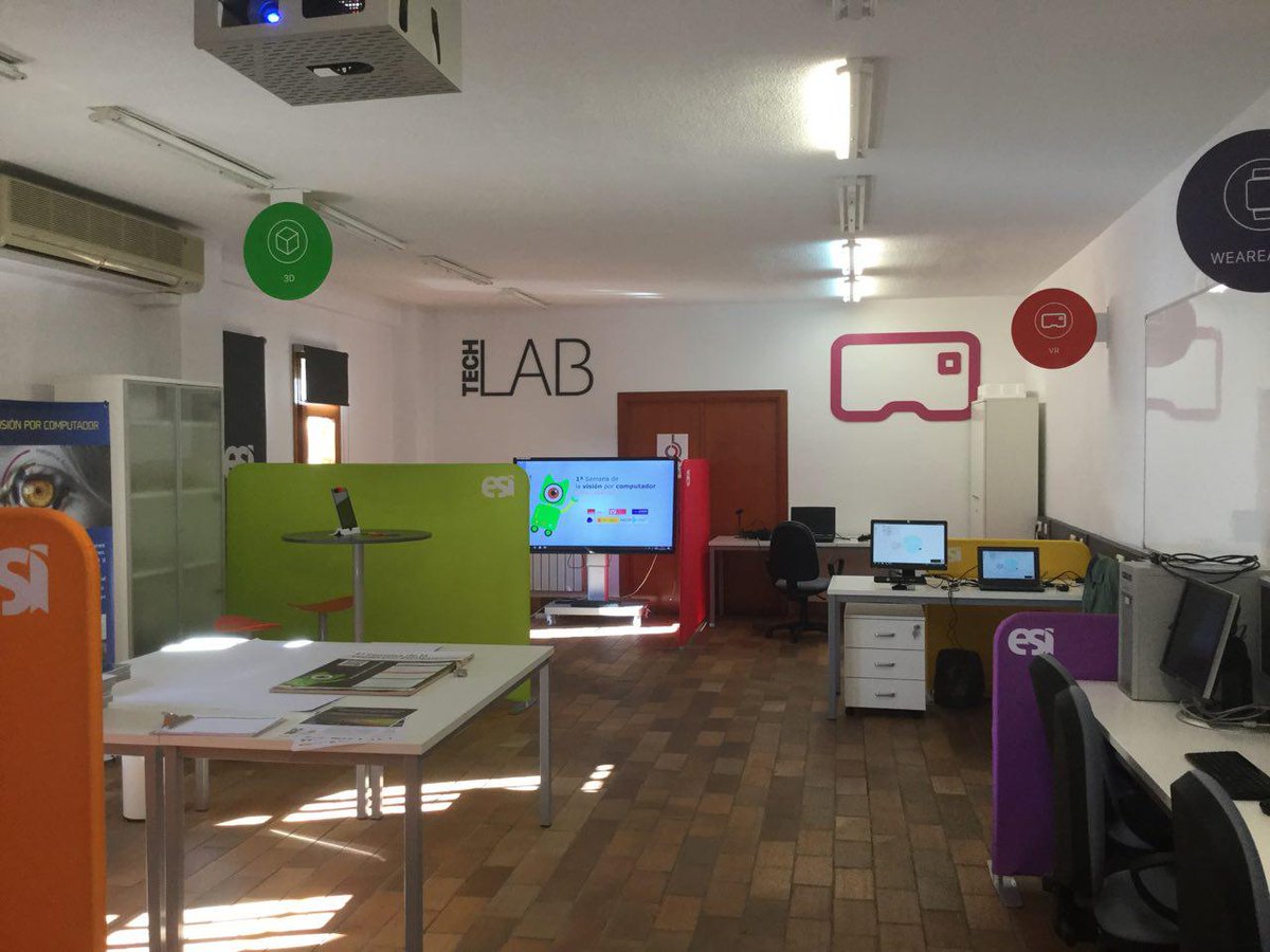 vision_cr's tweet photo. Ultimando detalles para la jornada de puertas abiertas de mañana en el #TechLab de la @esiuclm @SantaTecla17 https://t.co/K1EnfpHl6p