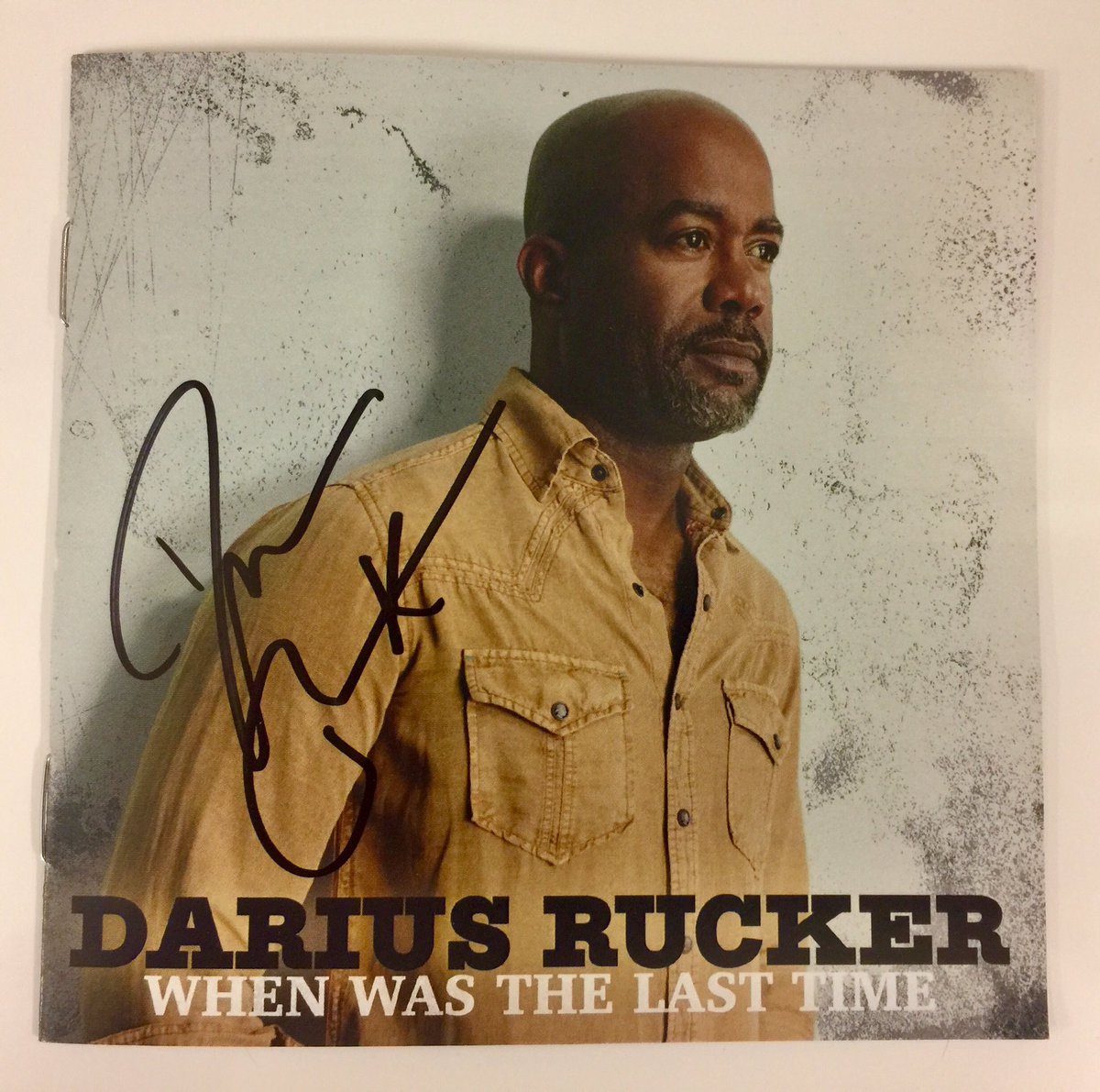 RT and be following for a chance to win a signed Darius Rucker #WhenWasTheLastTime CD!

Check out the video: umgn.us/ForTheFirstTim…