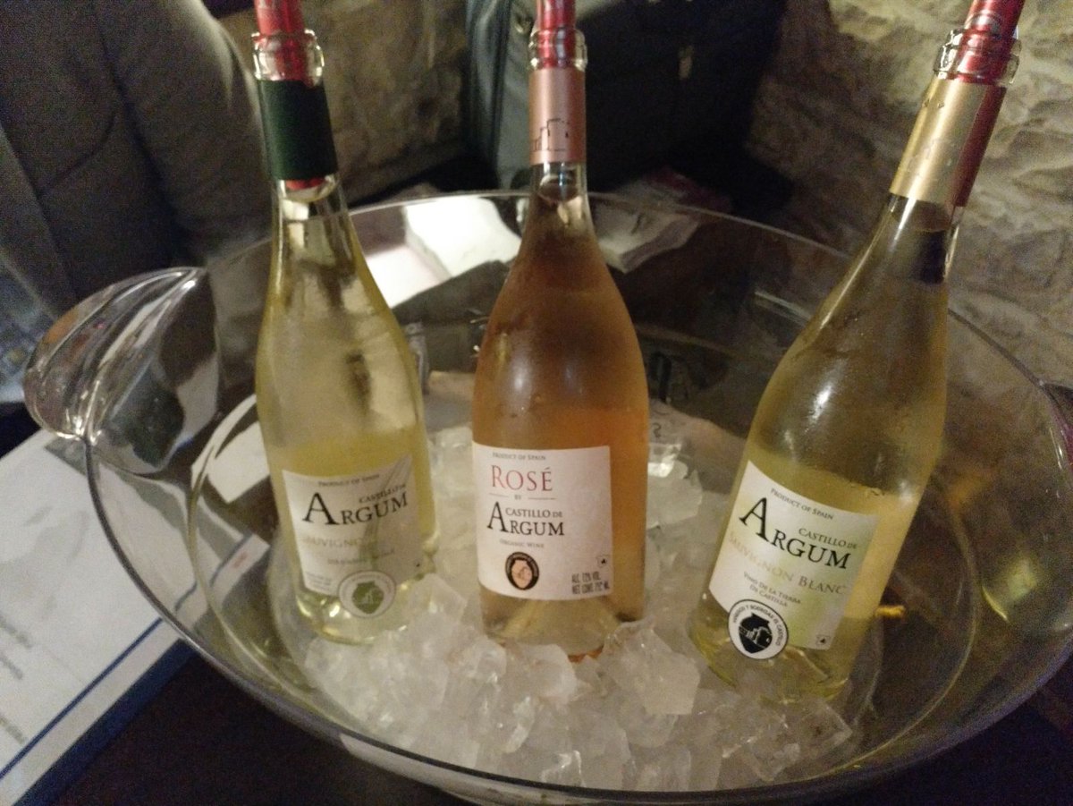 EmpresariosFEDA's tweet photo. Degustación de vino de 6 bodegas participantes en la Misión Comercial en la Republica Checa #FEDAInternacional @EEN_EU https://t.co/bTnK9tA6MN