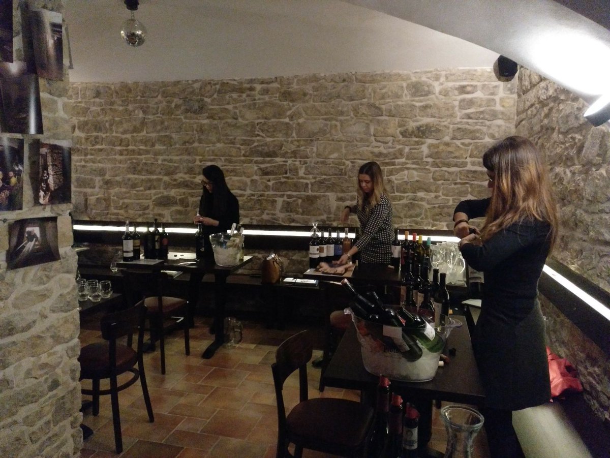 EmpresariosFEDA's tweet photo. Degustación de vino de 6 bodegas participantes en la Misión Comercial en la Republica Checa #FEDAInternacional @EEN_EU https://t.co/bTnK9tA6MN