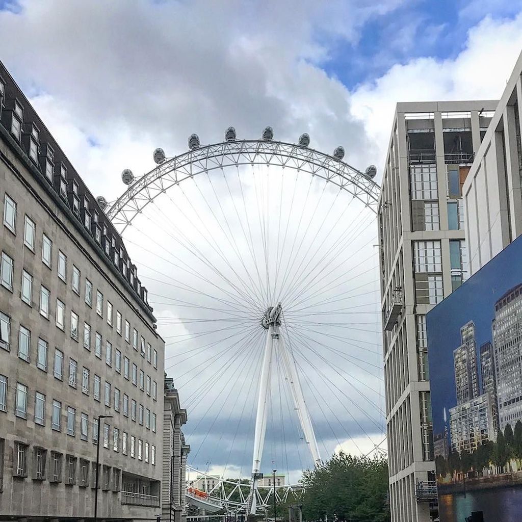 jetcetlife's tweet photo. A glance peering through. •
•
•
#london #england #uk #londoneye #riverthames #jetcet #jetcetlife #jetcetera #trav… https://t.co/MJpQeHogBO https://t.co/hTJRe9WMR3