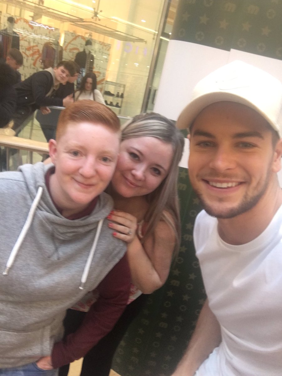 LauraShannon95's tweet photo. Met the polar bear himself today @chrishughes_22. What an amazing guy, he has so much time for his fans! #InvitedHimToMyWedding 😍😘 https://t.co/2ySbTOiWeJ