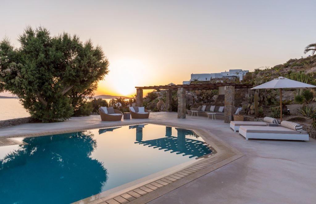 aqvaliving's tweet photo. - The perfect place to live an unique experience - #villaneptunea #mykonos #mykonosliving #aqualiving #luxury #luxuryhomes #dreamdestination https://t.co/UuqMxhy85H