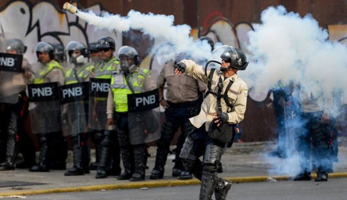 ElNacionalWeb's tweet photo. Islandia prohibió traslado de bombas lacrimógenas de China a Venezuela https://t.co/82IlmQUOVF  https://t.co/h0wGCzoE5h