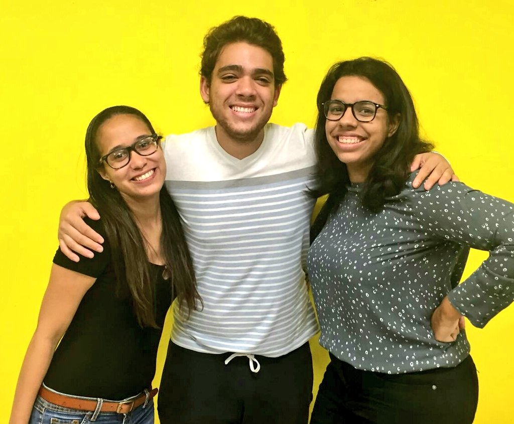 radioeeRD's tweet photo. Carol, Carlos y Natalia posan En español. #AmamosLaRadio #DíaDeLaBiblioteca https://t.co/gjMQZDxVaX