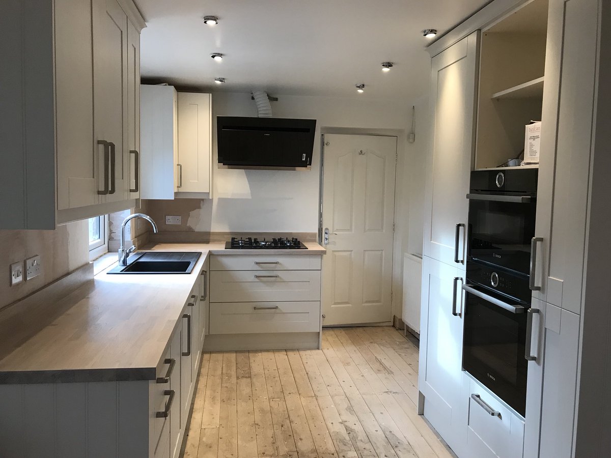MeehanProperty's tweet photo. Kitchen we have been on with #manninghamconcrete #oakworktops #bosch #kitchendesigner #kitchendesigns #colonialkitchen #frankie https://t.co/HiHvmXOof2