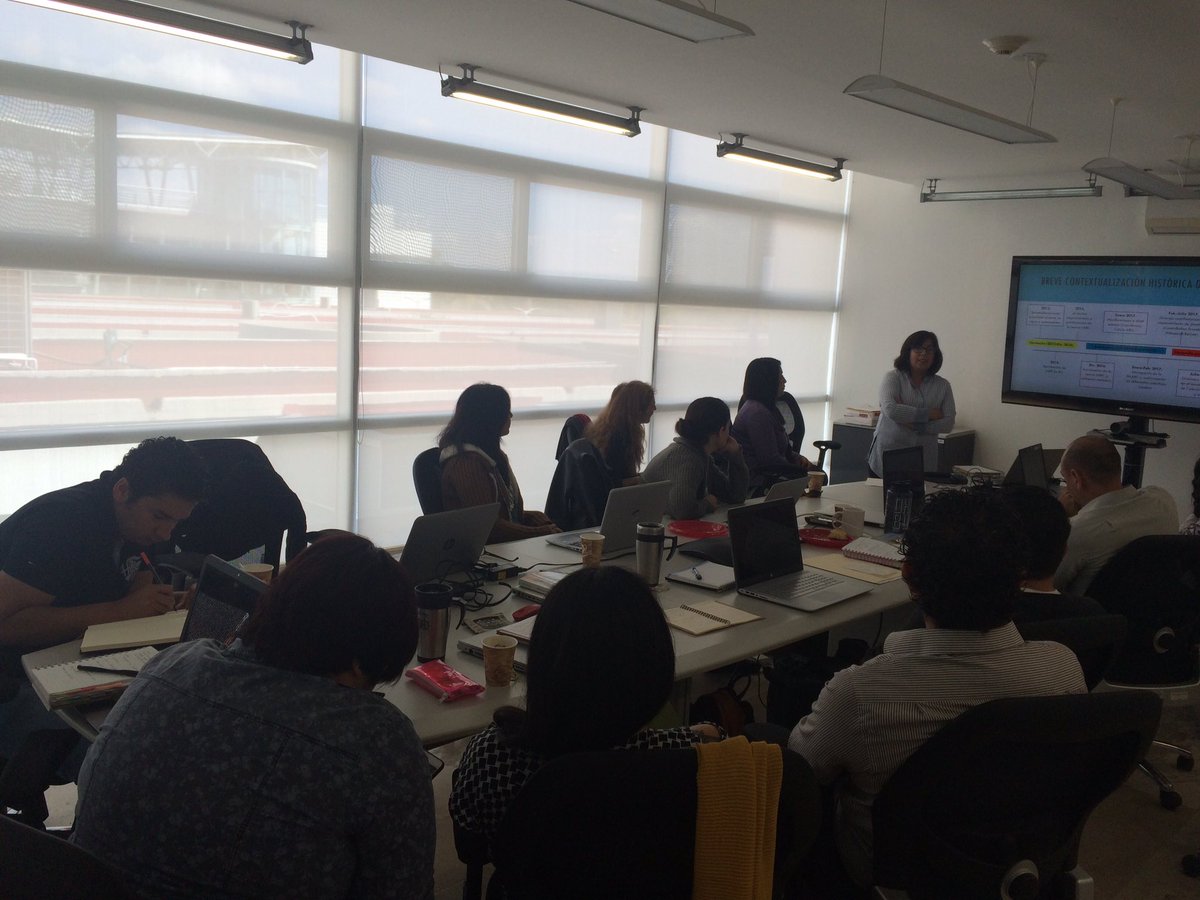raulpacheco's tweet photo. Dra. Adriana Aguilar @CentroGeo_ presentando el contexto del estudio de caso en Baja California #CoReGovLab @FlacsoMx @CIDE_MX @dmuleicester https://t.co/wxA7mxtgUS