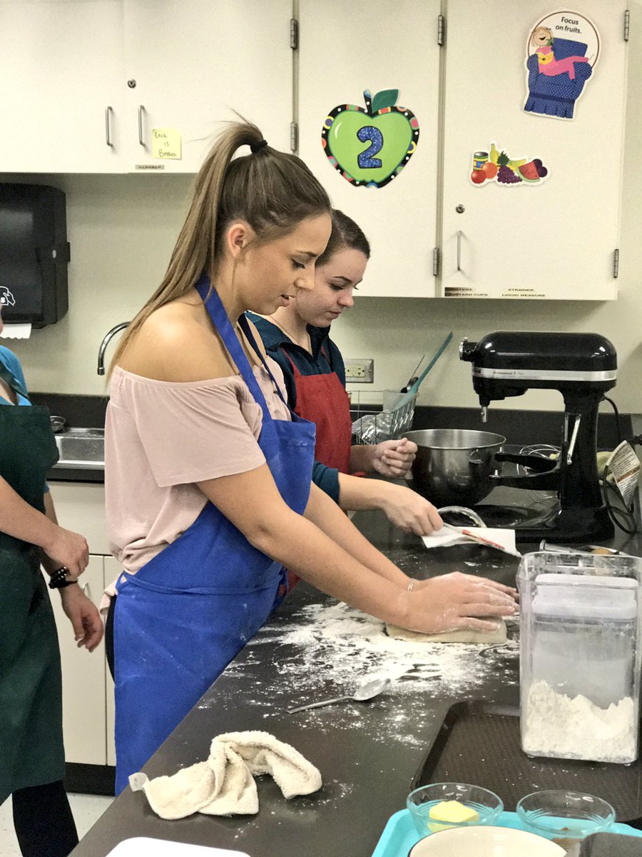 LHS210Wilcoxen's tweet photo. Making the dough for our CINNAMON ROLLS #GoLemont #FoodPrep #YeastBreads #B3Rocks https://t.co/huLKjVg6Um