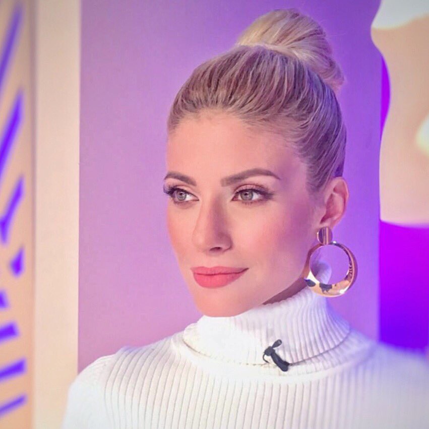 BouloubasisV's tweet photo. Silk Hair Bun for @E_aravani https://t.co/ahPMTQlscU