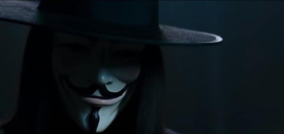 anlamsizfoto's tweet photo. "Cahilliklerini örtmek için fazla konuşmak ve bilgili gibi gözükmek isteyenlerin yaptığı tek şey saçmalıktır." / V For Vendetta (2005) https://t.co/YUeu5Lq5kv