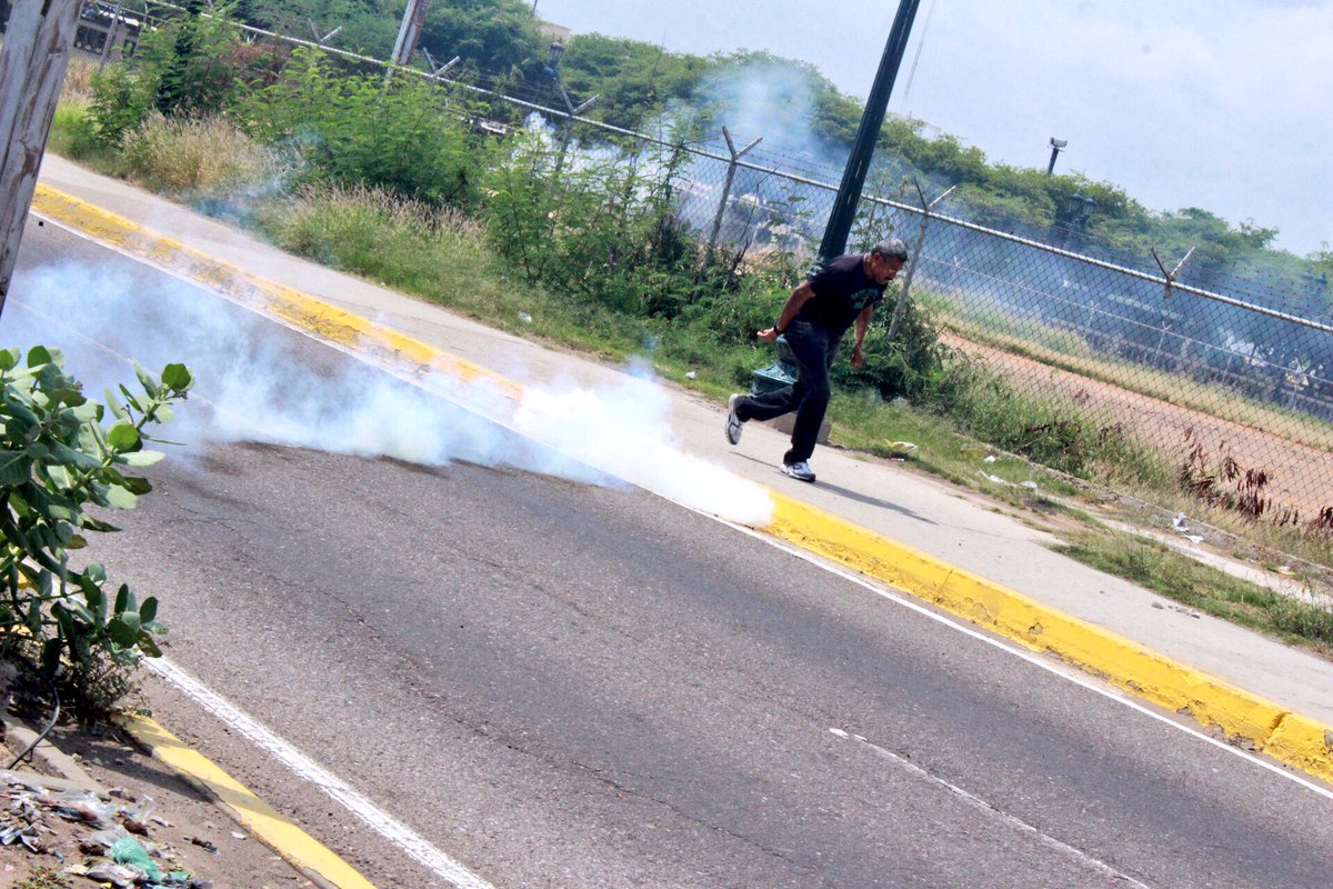 JuanPGuanipa's tweet photo. Con violencia intentan coartar la voluntad de los zulianos. ¡El Zulia se respeta! Reprimiendo no ocultaran la voluntad del pueblo https://t.co/QYYlOPgXtr
