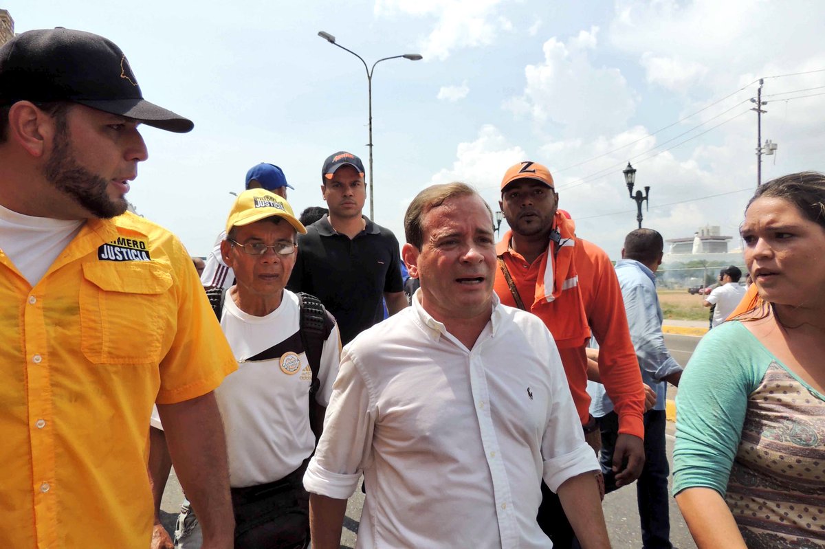JuanPGuanipa's tweet photo. Con violencia intentan coartar la voluntad de los zulianos. ¡El Zulia se respeta! Reprimiendo no ocultaran la voluntad del pueblo https://t.co/QYYlOPgXtr