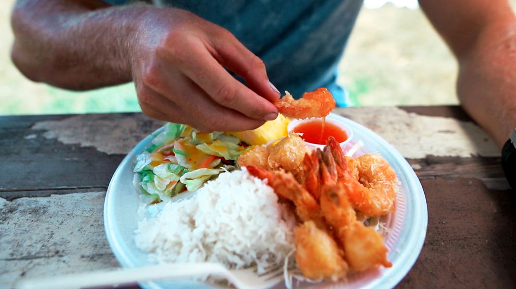 alohahitours's tweet photo. We're celebrating #nationalfoodday island style at the Shrimp Truck! Vegetarian? No worries, they have non-seafood options too https://t.co/8n1f3hg8Zf