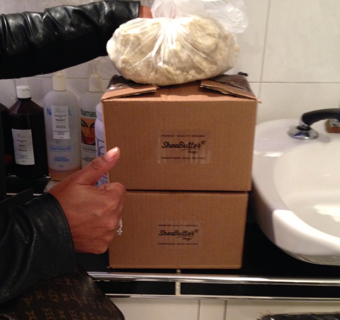 afrorganic's tweet photo. Happy client we had to deliver this in person #Brixton #sheabutterguys #sheabutter #naturalproducts https://t.co/nw5WLNeC6T 🙏🏿😎👍🏿 https://t.co/hxx9NkrWWH