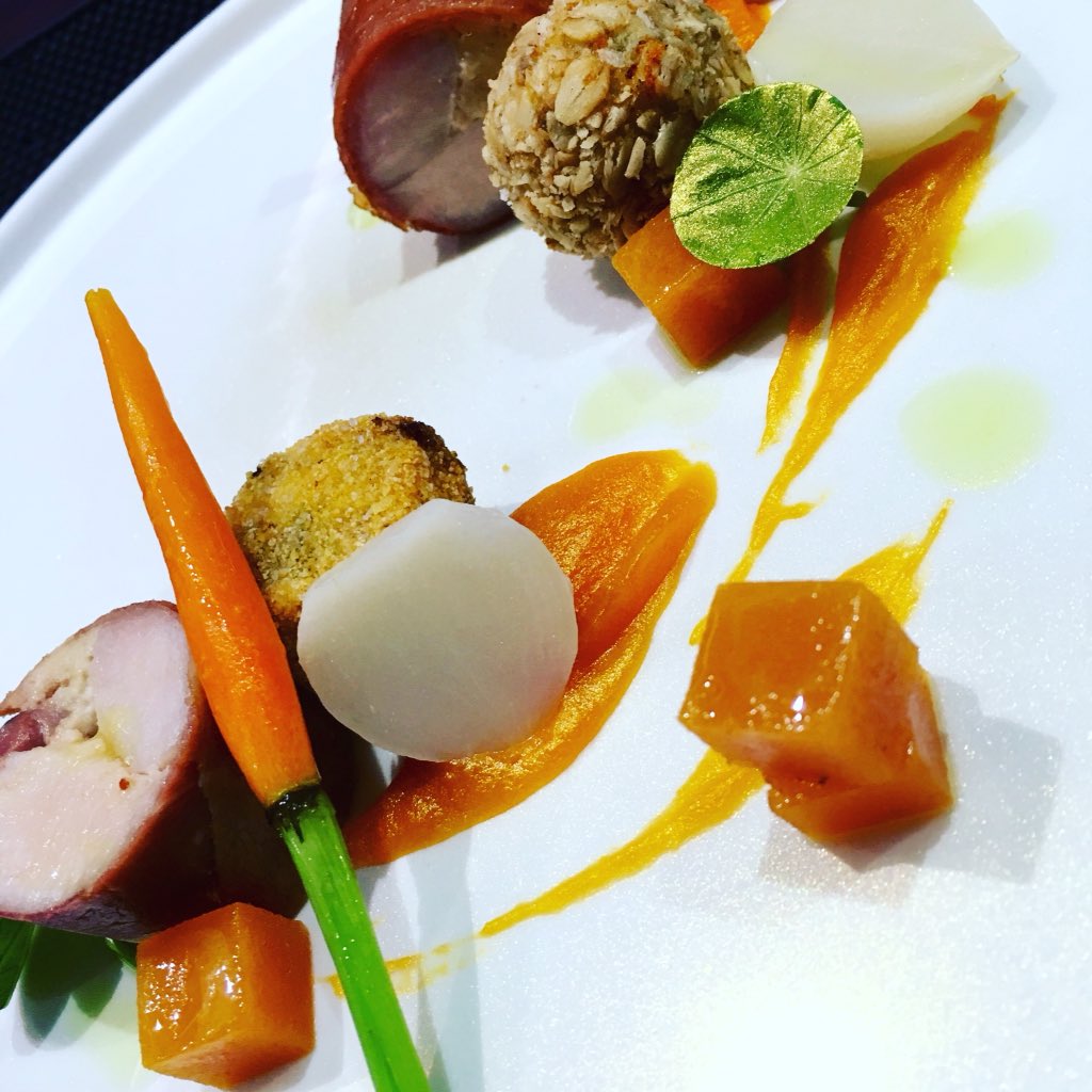 Christmas bookings still available Monday to Friday  <a href="/Carriagestf/">Carriages Telford</a> 🎅🎅🎅 two courses £17.50 !! Three courses £22.50❄️❄️❄️