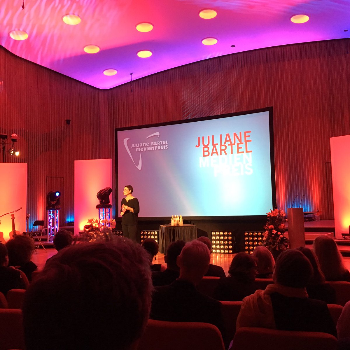 LeonieIna's tweet photo. Nominiert für den Juliane Bartel Medienpreis. Die Spannung steigt... https://t.co/8YwXPxmbl4