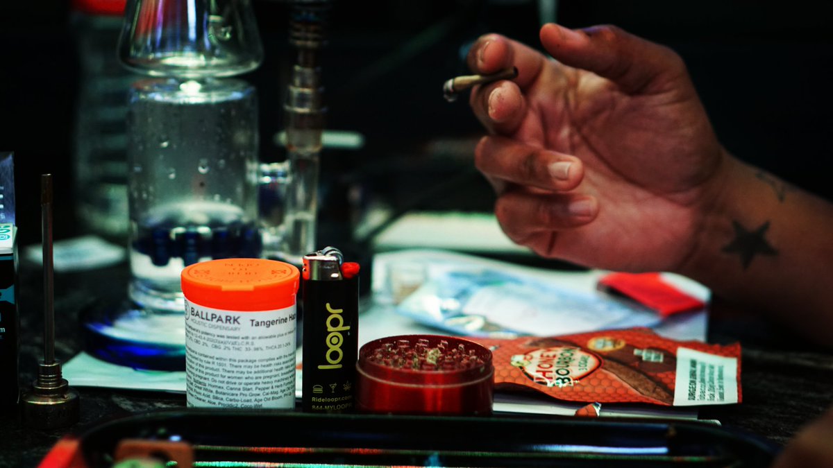 RideLoopr's tweet photo. Would you befriend this hand?
#TrumpDayCareActivities #bitcoin #Denver #legalsmoke #milehighclub #backwoods #rollup #burndown #ridearound https://t.co/CLUD44YRRV