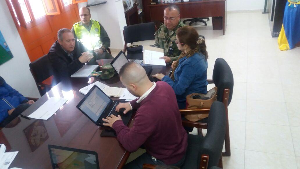 crhugosandoval's tweet photo. #BAMUR 5 participa en consejo de seguridad en alcaldía de Salento Quindío. https://t.co/VzOo8KSveg