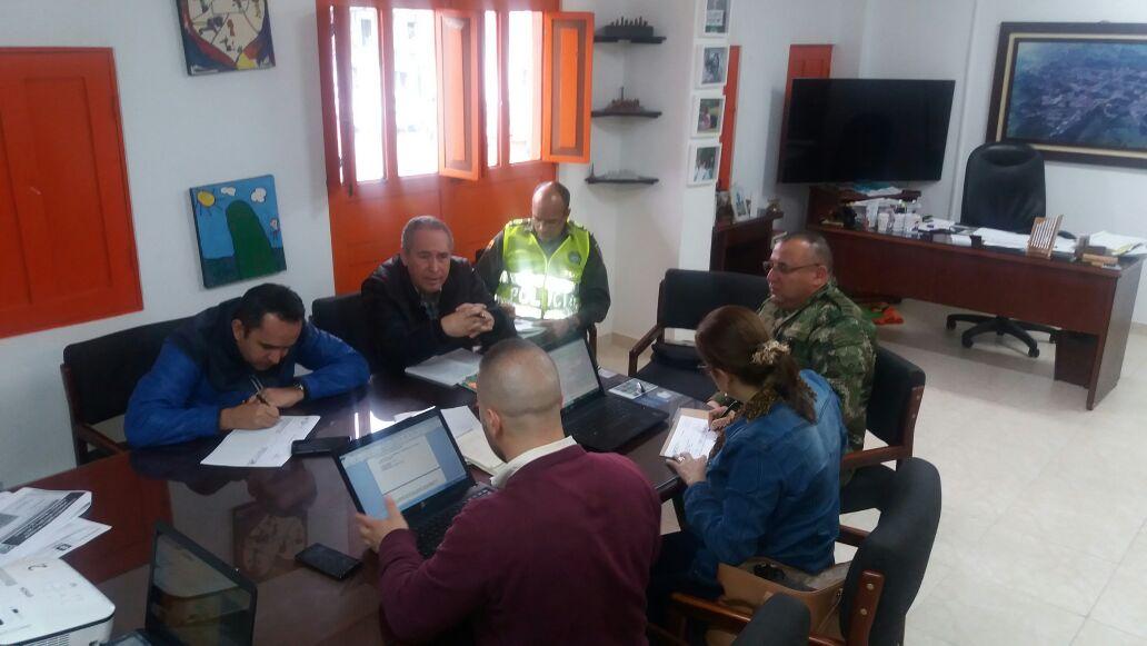 crhugosandoval's tweet photo. #BAMUR 5 participa en consejo de seguridad en alcaldía de Salento Quindío. https://t.co/VzOo8KSveg