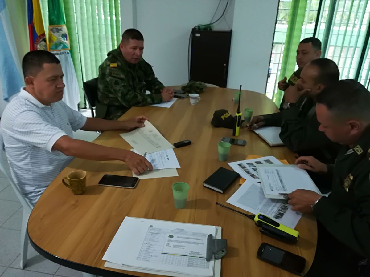 Ejercito_Div3's tweet photo. #BIVEN 23 participa en consejo de seguridad en Bolívar, por un #Valle más seguro https://t.co/yvnXIurOIF