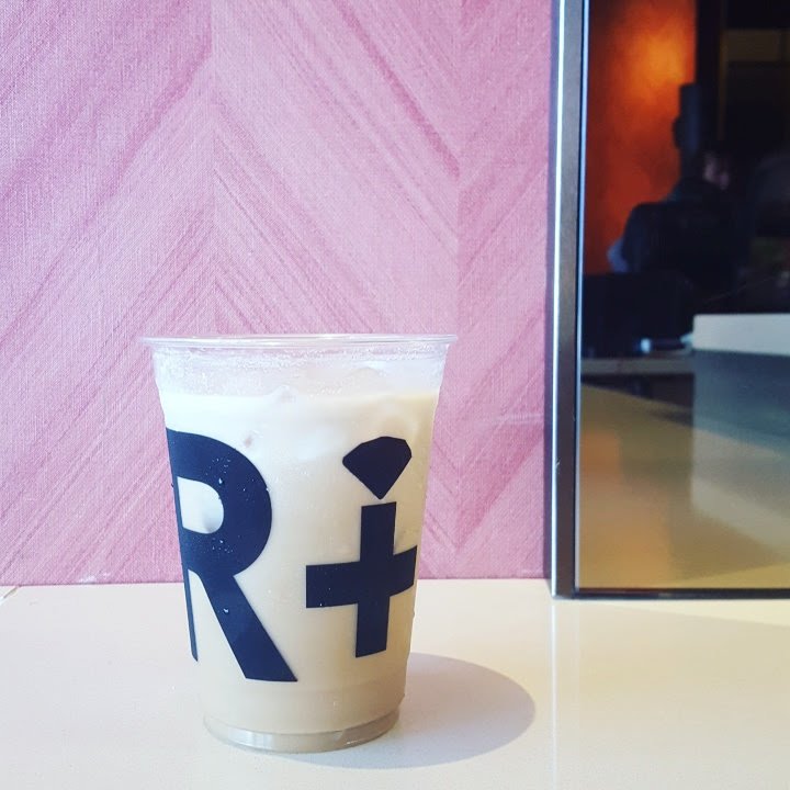 Feel like a celeb while sipping a Coconut Sea Salt #ColdBrew just a few blocks from #LoewsHollywood at <a href="/TheeRND/">RUBIES+DIAMONDS</a>! 💍  loews.io/hBx0c8
