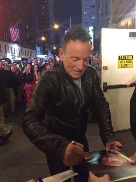 ValmyAuto's tweet image. On Broadway this evening: Bruce signs the selfie that he took with the wonderful Annette in Gothenburg in 2016 🇸🇪😍
