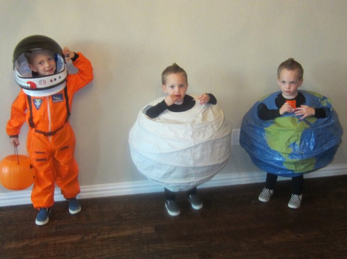 EdisonSecretLab's tweet photo. These science Halloween costumes are SO CUTE! #Halloween is just one week away! What are you going to dress up as? #EdisonSecretLab https://t.co/RH0In1Cxwo