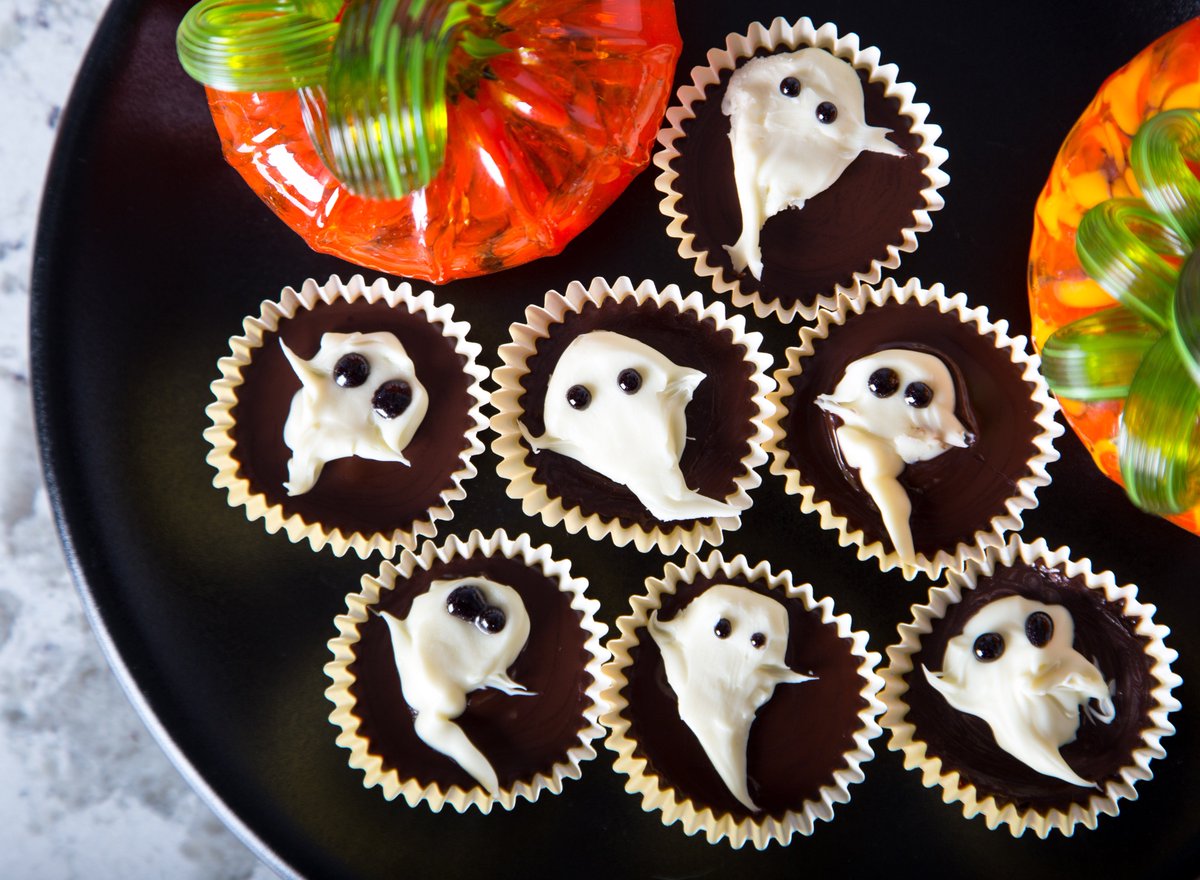 These peanut butter cup ghosts are anything but scary, adorable and perfect for any occasion! sansaire.com/signature-reci…