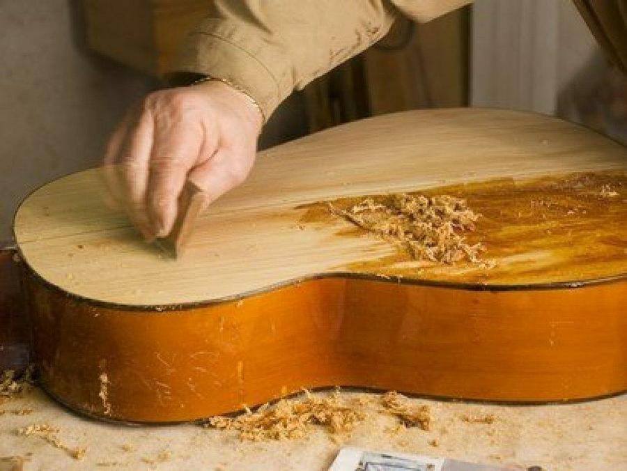 motsaldia's tweet photo. 24/10/17. #DECAPAR (v. tr.) - Treure la capa d'impureses (d'una superfície). Ex: 'Ja has decapat la tapa de la guitarra?'. Entrada completa: https://t.co/RZEuKr5mFv https://t.co/9w0zbF5loF