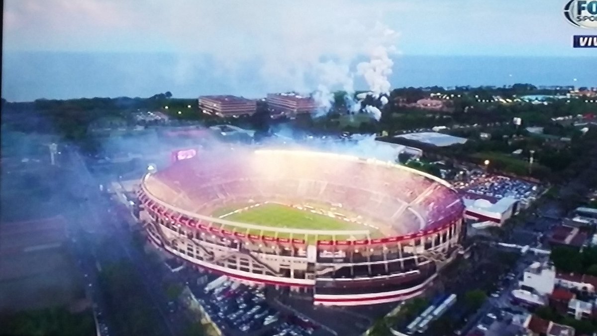 MechMacedo's tweet photo. Qué belleza esa cancha! Siempre estalla! Vamos River de mi ❤!!!! 💪💪💪💪⚽🏆 https://t.co/qq5xHOzCqA