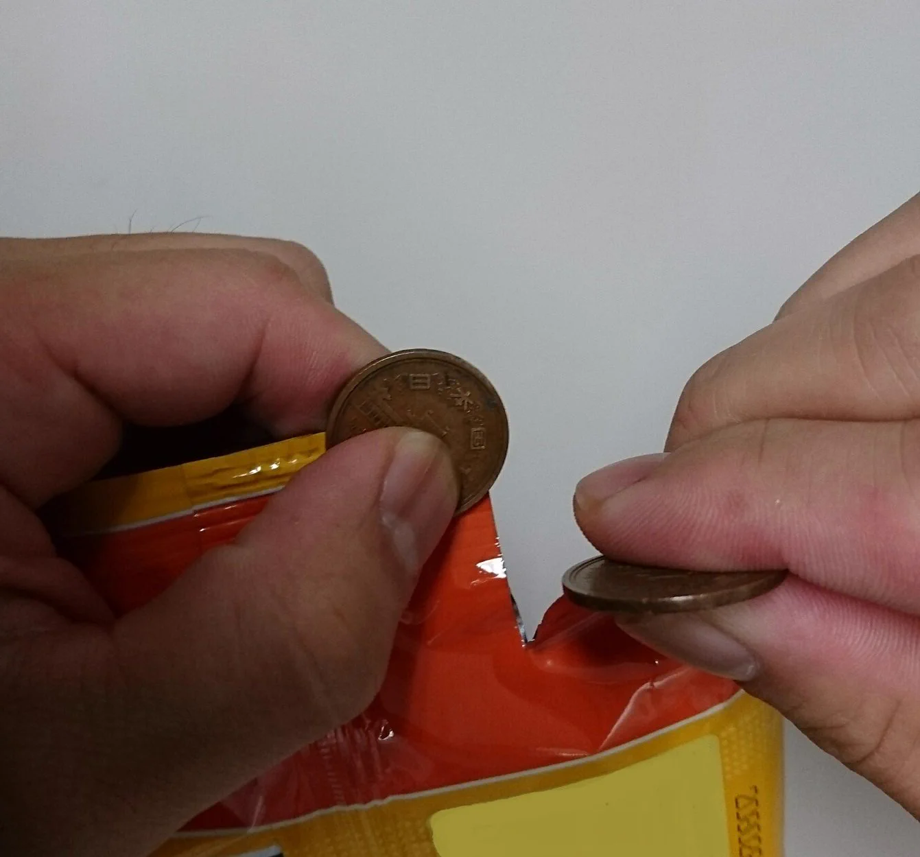 お菓子の袋が開けられない？そんな時は10円玉2枚使えば開けられる！