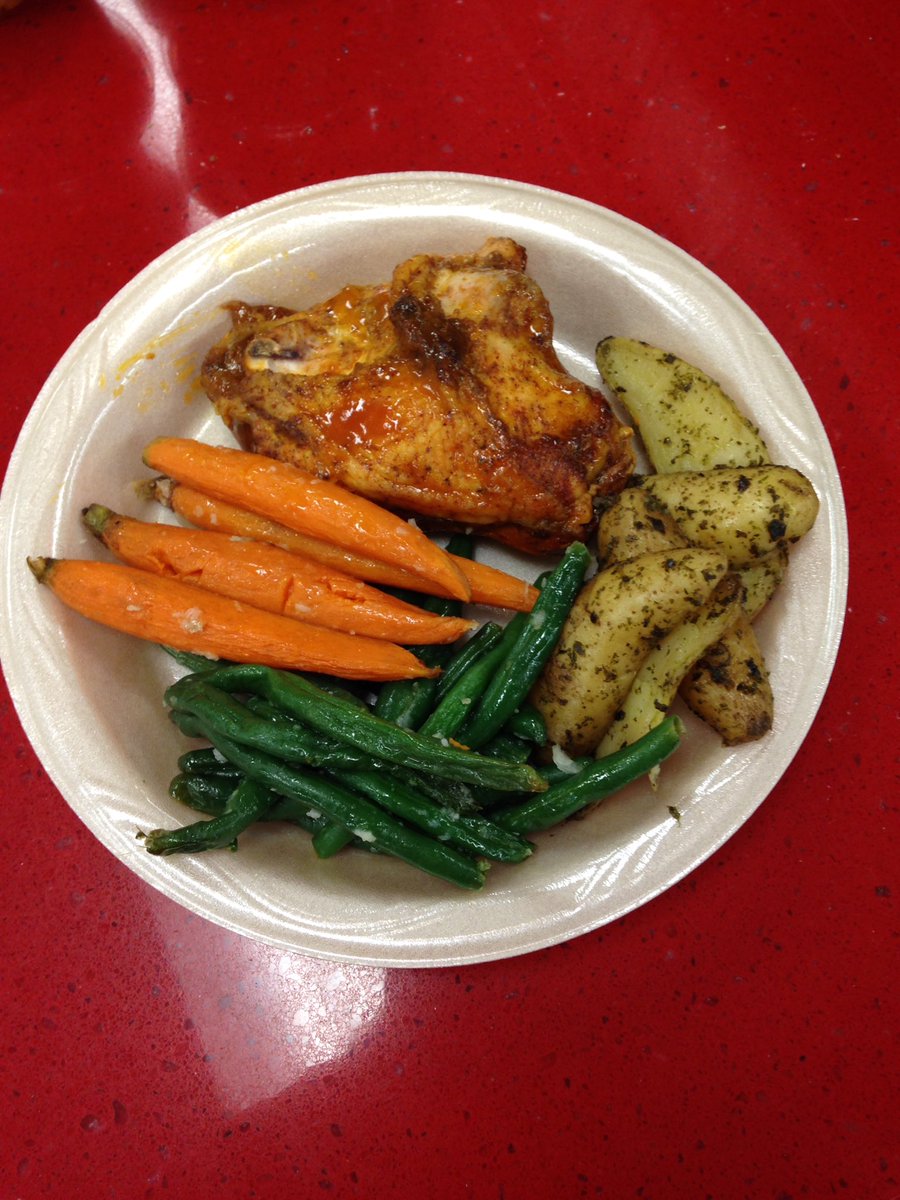 UHNutrition's tweet photo. @UHCougarVB training table😍
Honey BBQ chicken🍗
Roasted potatoes🥔
Sautéed veggies🥕

#fuelingcoogs 🍴💪🏼🐾 https://t.co/C3NqQOPFN9