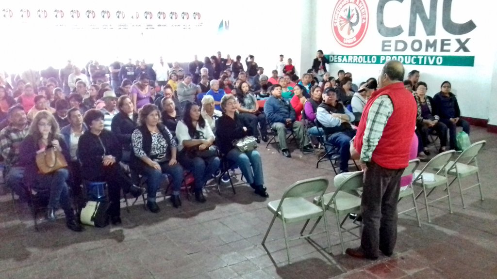 ComitePriTex's tweet photo. Reunión semanal del @ComitePriTex, y entrega de reconocimientos a nuestros militantes. Seguimos fortaleciendo el #PRITexcoco. https://t.co/e2KNQjoEDu