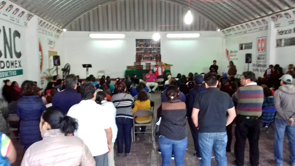 ComitePriTex's tweet photo. Reunión semanal del @ComitePriTex, y entrega de reconocimientos a nuestros militantes. Seguimos fortaleciendo el #PRITexcoco. https://t.co/e2KNQjoEDu