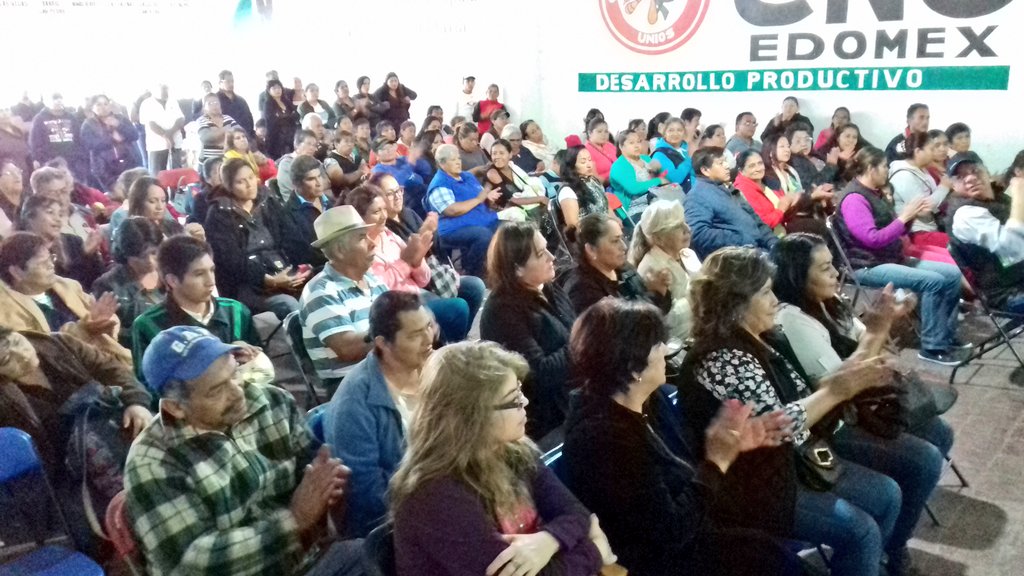 ComitePriTex's tweet photo. Reunión semanal del @ComitePriTex, y entrega de reconocimientos a nuestros militantes. Seguimos fortaleciendo el #PRITexcoco. https://t.co/e2KNQjoEDu